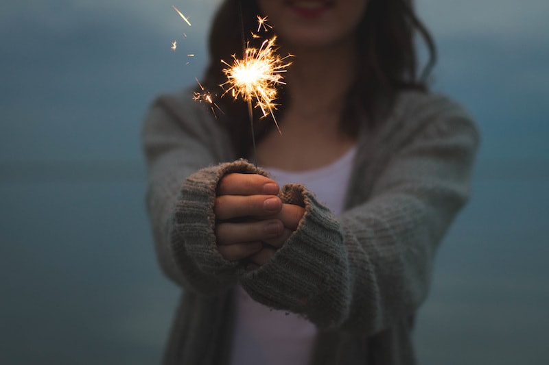 know how to love be loved girl with sparkler
