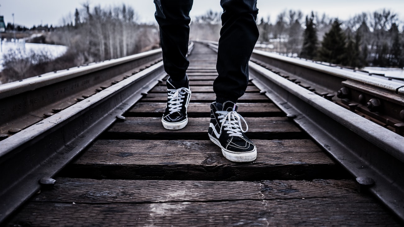 reasons leadership bad character leader follow shoes tracks image